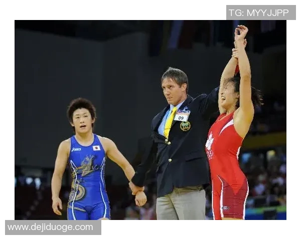 矮男挑战四女摔跤手的惊险对决谁能笑到最后